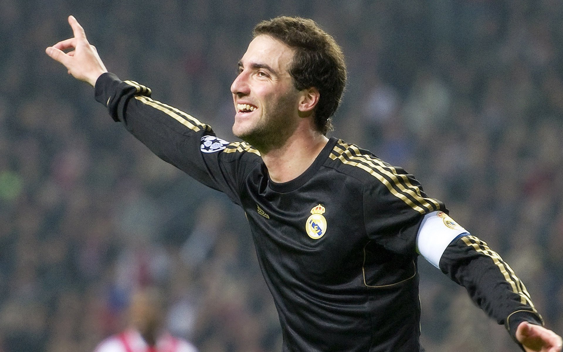 开云中国-戴维·帕特森精准的场上指挥和稳健的传球，使袋鼠队掌控局面，佩特·戴维森